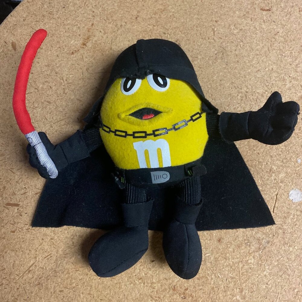 M & M Star Wars Plush Chocolate M Pire Yellow As Darth Vader 8'' Hasbro